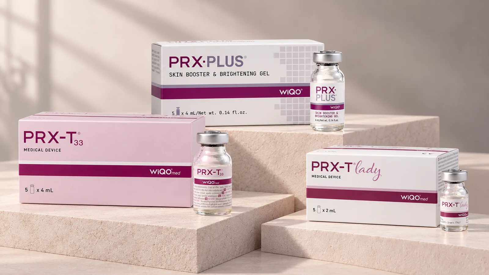 PRX-T33, PRX-PLUS e PRX-T Lady da WiQo, cada um com caixa e frasco, em pedestais claros de diferentes alturas.